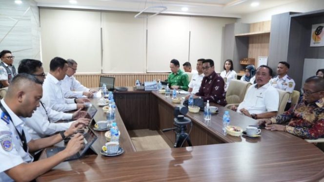 
 Bupati Parigi Moutong Erwin Burase menyerahkan proposal pengembangan transportasi daerah kepada Dirjen Perhubungan Darat Aan Suhanan di Jakarta, Rabu (22/10/2025). Foto: Pemda Parimo