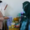 Wakil Wali Kota Palu, Imelda Liliana Muhidin, melihat langsung paket makanan bergizi yang disiapkan dalam program Dapur Sehat Palu. Foto: Dok. Pemkot Palu