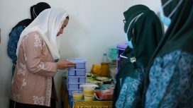 Wakil Wali Kota Palu, Imelda Liliana Muhidin, melihat langsung paket makanan bergizi yang disiapkan dalam program Dapur Sehat Palu. Foto: Dok. Pemkot Palu