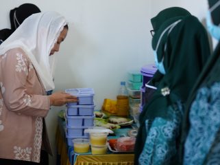 Wakil Wali Kota Palu, Imelda Liliana Muhidin, melihat langsung paket makanan bergizi yang disiapkan dalam program Dapur Sehat Palu. Foto: Dok. Pemkot Palu 