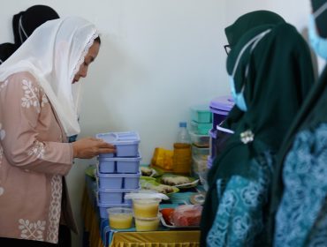 Wakil Wali Kota Palu, Imelda Liliana Muhidin, melihat langsung paket makanan bergizi yang disiapkan dalam program Dapur Sehat Palu. Foto: Dok. Pemkot Palu 