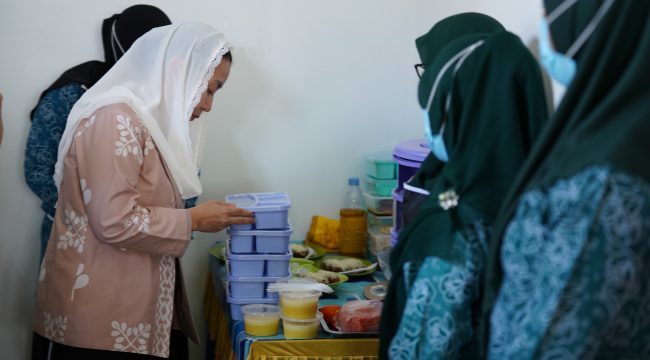 Wakil Wali Kota Palu, Imelda Liliana Muhidin, melihat langsung paket makanan bergizi yang disiapkan dalam program Dapur Sehat Palu. Foto: Dok. Pemkot Palu 