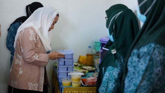 
 Wakil Wali Kota Palu, Imelda Liliana Muhidin, melihat langsung paket makanan bergizi yang disiapkan dalam program Dapur Sehat Palu. Foto: Dok. Pemkot Palu 