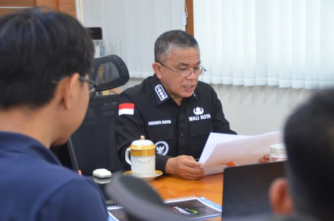 
 Wali Kota Palu Hadianto Rasyid memimpin dialog bersama komunitas di ruang kerjanya, Rabu 22 Oktober 2025. Foto: Dok.Pemkot Palu