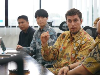 Perwakilan konsorsium investor dari Jepang dan Kanada berdiskusi dengan jajaran Pemerintah Kota Palu dalam pembahasan awal proyek studi kelayakan pengolahan sampah menjadi biogas dan pupuk organik di Palu, Sulawesi Tengah. Foto: Pemkot Palu 