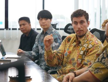 Perwakilan konsorsium investor dari Jepang dan Kanada berdiskusi dengan jajaran Pemerintah Kota Palu dalam pembahasan awal proyek studi kelayakan pengolahan sampah menjadi biogas dan pupuk organik di Palu, Sulawesi Tengah. Foto: Pemkot Palu 
