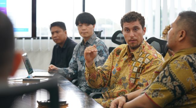 Perwakilan konsorsium investor dari Jepang dan Kanada berdiskusi dengan jajaran Pemerintah Kota Palu dalam pembahasan awal proyek studi kelayakan pengolahan sampah menjadi biogas dan pupuk organik di Palu, Sulawesi Tengah. Foto: Pemkot Palu 