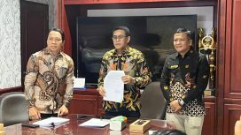 Bupati Parigi Moutong H. Erwin Burase bersama pejabat daerah usai menandatangani perjanjian kerja sama optimalisasi Pajak Daerah dan Pajak Pusat. Foto: Pemda Parigi Moutong