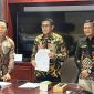 Bupati Parigi Moutong Erwin Burase bersama pejabat daerah menandatangani kerja sama optimalisasi Pajak Daerah dan Pajak Pusat di ruang rapat bupati.