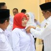 Ketua PMI Parigi Moutong, Hestiwati Nanga, bersama jajaran pengurus baru periode 2025–2030 usai pelantikan di Kantor Bupati Parigi Moutong, Minggu (26/10/2025). Foto: Mukti