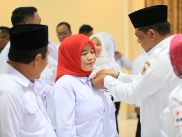 Ketua PMI Parigi Moutong, Hestiwati Nanga, bersama jajaran pengurus baru periode 2025–2030 usai pelantikan di Kantor Bupati Parigi Moutong, Minggu (26/10/2025). Foto: Mukti