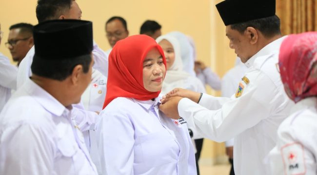 Ketua PMI Parigi Moutong, Hestiwati Nanga, bersama jajaran pengurus baru periode 2025–2030 usai pelantikan di Kantor Bupati Parigi Moutong, Minggu (26/10/2025). Foto: Mukti