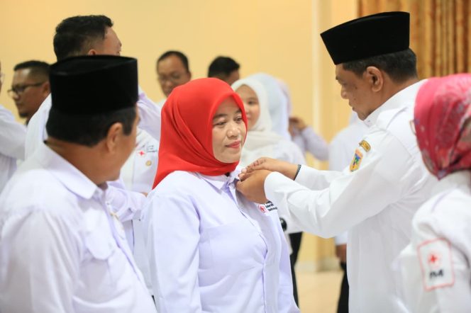 Ketua PMI Parigi Moutong, Hestiwati Nanga, bersama jajaran pengurus baru periode 2025–2030 usai pelantikan di Kantor Bupati Parigi Moutong, Minggu (26/10/2025). Foto: Mukti