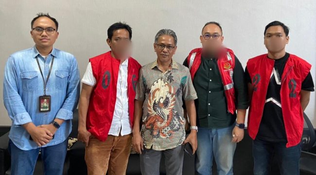 Tiga tersangka kasus korupsi Perumda Palu resmi ditahan Kejari Palu. Foto: Istimewa 