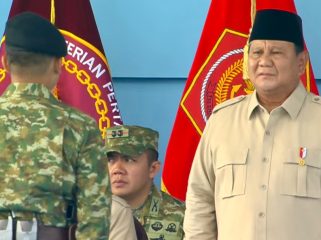 Presiden Prabowo Subianto memimpin upacara HUT ke-80 TNI di Monas, Jakarta, Minggu (5/10/2025).
Alt text: Presiden Prabowo memberi penghormatan di HUT ke-80 TNI Monas. Foto: Istimewa 