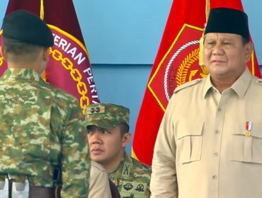 Presiden Prabowo Subianto memimpin upacara HUT ke-80 TNI di Monas, Jakarta, Minggu (5/10/2025).
Alt text: Presiden Prabowo memberi penghormatan di HUT ke-80 TNI Monas. Foto: Istimewa 