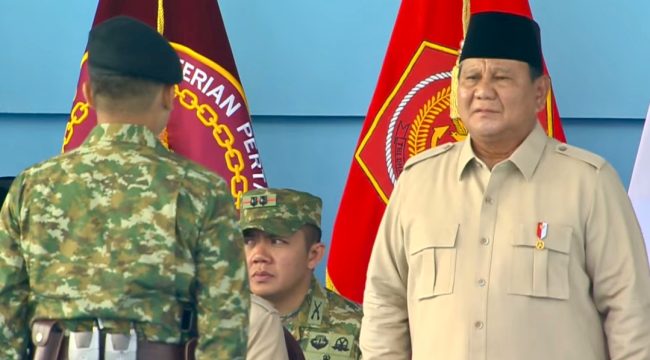 Presiden Prabowo Subianto memimpin upacara HUT ke-80 TNI di Monas, Jakarta, Minggu (5/10/2025).
Alt text: Presiden Prabowo memberi penghormatan di HUT ke-80 TNI Monas. Foto: Istimewa 