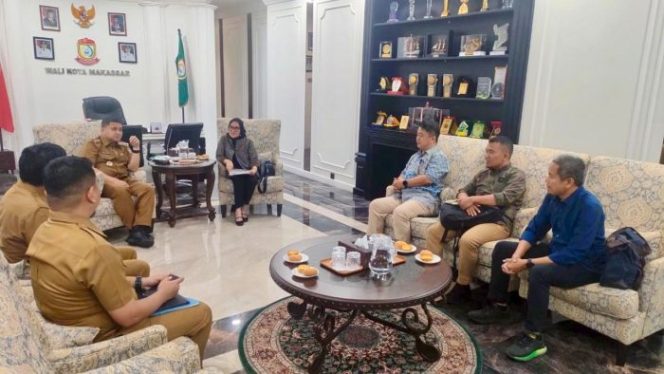 
 Sekretaris Daerah Kota Palu, Irmayanti Pettalolo (kedua dari kanan), berbincang dengan Wali Kota Makassar, Munafri Arifuddin, di ruang kerja wali kota, Senin (6/10/2025). Foto: Pemkot Palu 