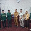 Bupati Parigi Moutong Erwin Burase menerima cenderamata dari Rektor Universitas Nahdlatul Ulama Gorontalo Lahaji usai penandatanganan nota kesepahaman kerja sama bidang pendidikan dan pengembangan SDM. Foto: Pemda Parigi Moutong