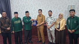 Bupati Parigi Moutong Erwin Burase menerima cenderamata dari Rektor Universitas Nahdlatul Ulama Gorontalo Lahaji usai penandatanganan nota kesepahaman kerja sama bidang pendidikan dan pengembangan SDM. Foto: Pemda Parigi Moutong