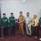 Bupati Parigi Moutong Erwin Burase menerima cenderamata dari Rektor Universitas Nahdlatul Ulama Gorontalo Lahaji usai penandatanganan nota kesepahaman kerja sama bidang pendidikan dan pengembangan SDM. Foto: Pemda Parigi Moutong 