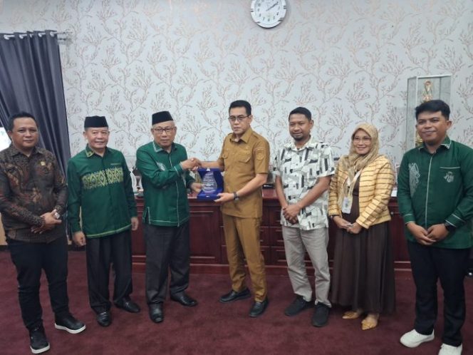 
 Bupati Parigi Moutong Erwin Burase menerima cenderamata dari Rektor Universitas Nahdlatul Ulama Gorontalo Lahaji usai penandatanganan nota kesepahaman kerja sama bidang pendidikan dan pengembangan SDM. Foto: Pemda Parigi Moutong 