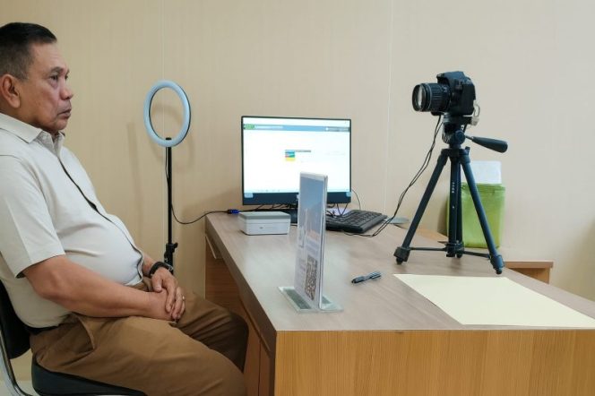 
 Petugas melakukan proses perekaman biometrik di ruang pelayanan Adminduk Parigi Moutong. Ilustrasi. Foto: Dok. PPID