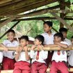Ilustrasi sejumlah anak-anak sekolah tengah bermain di sebuah pndok warga. Parigi Moutong. Foto: Dok. Unsplash