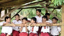 Ilustrasi sejumlah anak-anak sekolah tengah bermain di sebuah pndok warga. Parigi Moutong. Foto: Dok. Unsplash