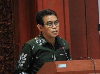 Bupati Parigi Moutong, Erwin Burase, membuka sosialisasi PIK-R dan mengukuhkan Ayah Bunda Genre di Aula Kantor Bupati, Jumat (7/11/2025). Foto: Pemda Parimo