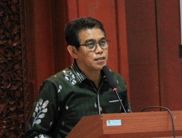 Bupati Parigi Moutong, Erwin Burase, membuka sosialisasi PIK-R dan mengukuhkan Ayah Bunda Genre di Aula Kantor Bupati, Jumat (7/11/2025). Foto: Pemda Parimo