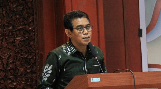 Bupati Parigi Moutong, Erwin Burase, membuka sosialisasi PIK-R dan mengukuhkan Ayah Bunda Genre di Aula Kantor Bupati, Jumat (7/11/2025). Foto: Pemda Parimo