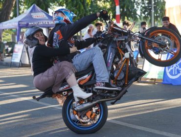 Aksi peserta Freestyle Competition Piala Wali Kota Palu 2025 memukau penonton di depan Kantor KONI Kota Palu, Sabtu (8/11/2025). Foto: Iwan/Pemkot Palu