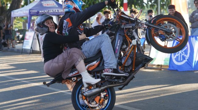 Aksi peserta Freestyle Competition Piala Wali Kota Palu 2025 memukau penonton di depan Kantor KONI Kota Palu, Sabtu (8/11/2025). Foto: Iwan/Pemkot Palu