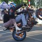 Peserta Freestyle Competition Kota Palu menampilkan aksi ekstrem di depan Kantor KONI Palu