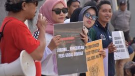 Jurnalis Sulteng di Palu membentangkan poster dalam aksi mimbar bebas menolak gugatan Menteri Pertanian terhadap Tempo yang dinilai mengancam kebebasan pers, Minggu (16/11/2025). Foto: Istimewa