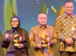 Wali Kota Palu Hadianto Rasyid menerima penghargaan Best Sustainable Ecology Innovation pada ajang ISNA 2025 di Jakarta, Sabtu (8/11/2025). Foto: Pemkot Palu