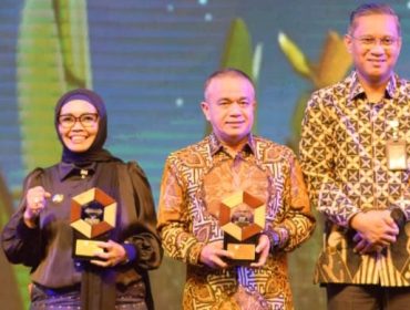 Wali Kota Palu Hadianto Rasyid menerima penghargaan Best Sustainable Ecology Innovation pada ajang ISNA 2025 di Jakarta, Sabtu (8/11/2025). Foto: Pemkot Palu