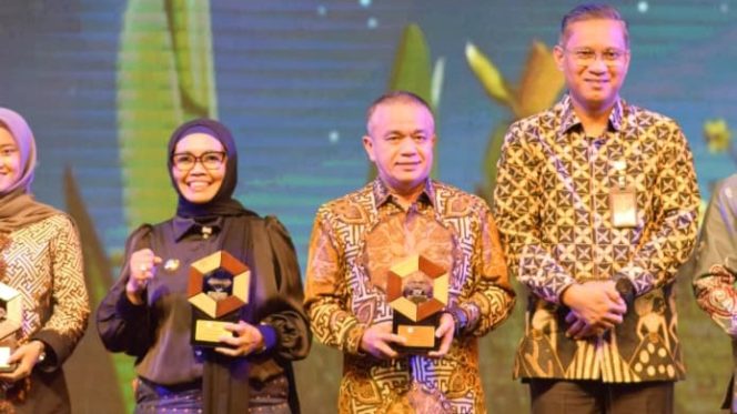 
 Wali Kota Palu Hadianto Rasyid menerima penghargaan Best Sustainable Ecology Innovation pada ajang ISNA 2025 di Jakarta, Sabtu (8/11/2025). Foto: Pemkot Palu