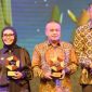Wali Kota Palu Hadianto Rasyid menerima penghargaan Best Sustainable Ecology Innovation di ISNA 2025.