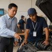 Peserta pelatihan di Balai Latihan Kerja mengikuti praktik otomotif yang dibimbing instruktur, sementara peserta lain menjalani pelatihan keterampilan seperti menjahit dan teknologi informasi. Ilustrasi. Foto: AI-PPID