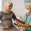 Ilustrasi Petugas kesehatan memeriksa tekanan darah ibu hamil dalam layanan antenatal care di puskesmas, sebagai bagian dari upaya mencegah kehamilan risiko tinggi. Foto: AI-PPID