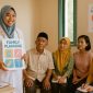 Petugas kesehatan memaparkan materi Keluarga Berencana kepada warga, termasuk tokoh masyarakat dan ibu-ibu yang mengikuti sesi penyuluhan di puskesmas.