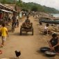 Ilustrasi Kemiskinan Parigi Moutong, Permukiman pesisir pedesaan dengan warga beraktivitas dan menjalankan usaha harian di tepi pantai Parigi Moutong.