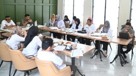 Suasana pembahasan Norma Keuangan (NK) dan Rencana Kebutuhan (RK) Peserta PBPU Pemda Tahun 2026 antara Pemprov Sulteng dan BPJS Kesehatan di Cafe Foodie and Resto, Rabu (26/11). Pertemuan ini turut membahas capaian Program Berani Sehat yang mendorong peningkatan peserta JKN. Foto: Pemprov Sulteng 