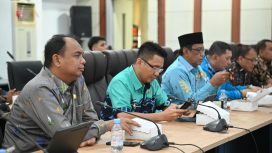 Para pejabat Pemerintah Provinsi Sulawesi Selatan dan Sulawesi Tengah mengikuti sesi benchmarking proyek multiyears Sulawesi Tengah di Ruang Polibu, Kantor Gubernur Sulteng, Kamis, 27 November 2025. Foto: Pemprov Sulteng 