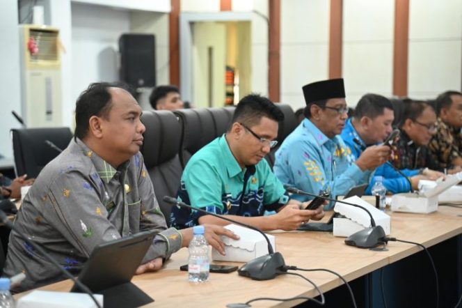 
 Para pejabat Pemerintah Provinsi Sulawesi Selatan dan Sulawesi Tengah mengikuti sesi benchmarking proyek multiyears Sulawesi Tengah di Ruang Polibu, Kantor Gubernur Sulteng, Kamis, 27 November 2025. Foto: Pemprov Sulteng 