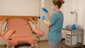 Ilustrasi Perawat mempersiapkan ruang bersalin PONED sebagai bagian dari peningkatan layanan kesehatan ibu dan bayi di fasilitas kesehatan daerah. Foto: AI-PPID