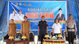 Bupati Parigi Moutong dan perwakilan aparat penegak hukum menghadiri kegiatan Sosialisasi Illegal Fishing di Kecamatan Mepanga, Kabupaten Parigi Moutong, Selasa (11/11/2025). Foto: Forkopim Parimo