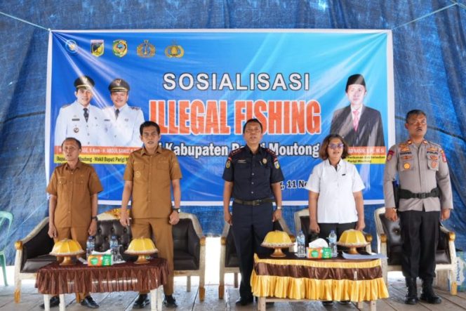 
 Bupati Parigi Moutong dan perwakilan aparat penegak hukum menghadiri kegiatan Sosialisasi Illegal Fishing di Kecamatan Mepanga, Kabupaten Parigi Moutong, Selasa (11/11/2025). Foto: Forkopim Parimo